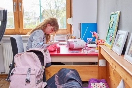 Mädchen macht Hausaufgaben im Don Bosco Jugendhaus Penzberg