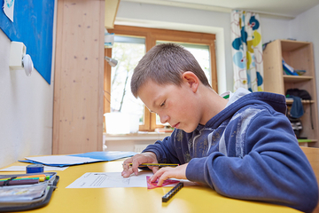 Junge bei den Hausaufgaben im Jugendhaus Don Bosco Penzberg